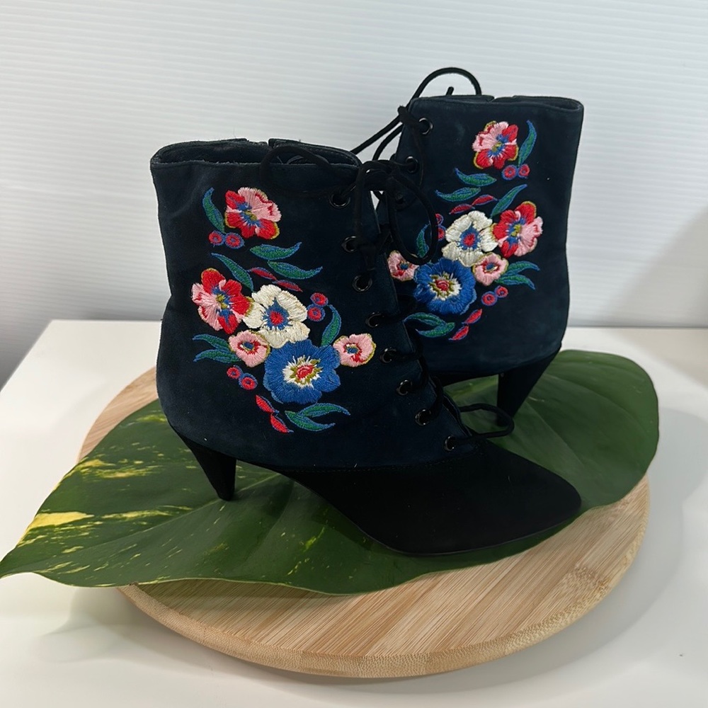 Tory Burch booties with beautiful embroidery size 5 blue